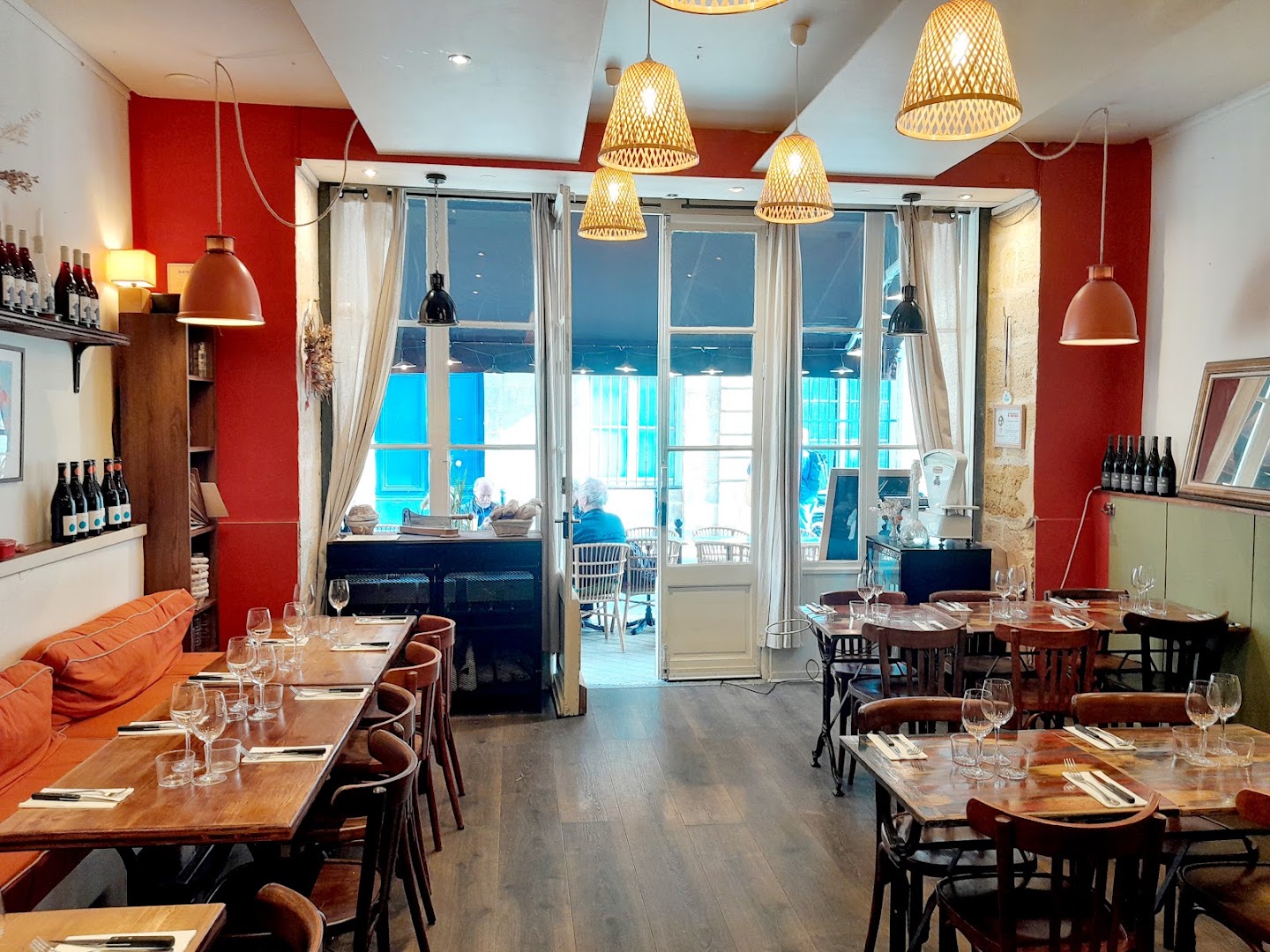 La salle rouge et bois du Bistro 111, tables dressées