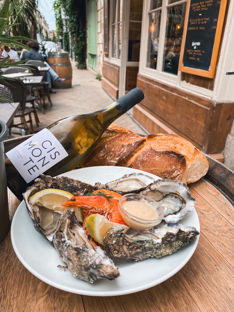 Un plateau d’huîtres, crevettes, pain et vin en terrasse