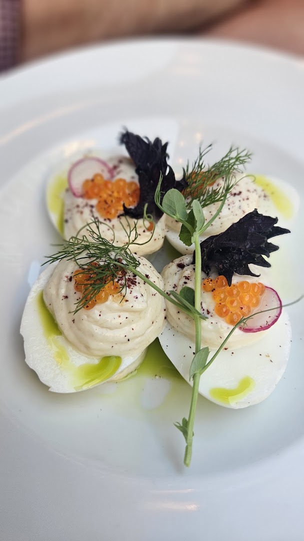 Des œufs garnis d’herbes et d’œufs de poisson