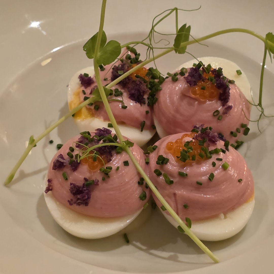 Des œufs garnis d’une mousse rose et de ciboulette