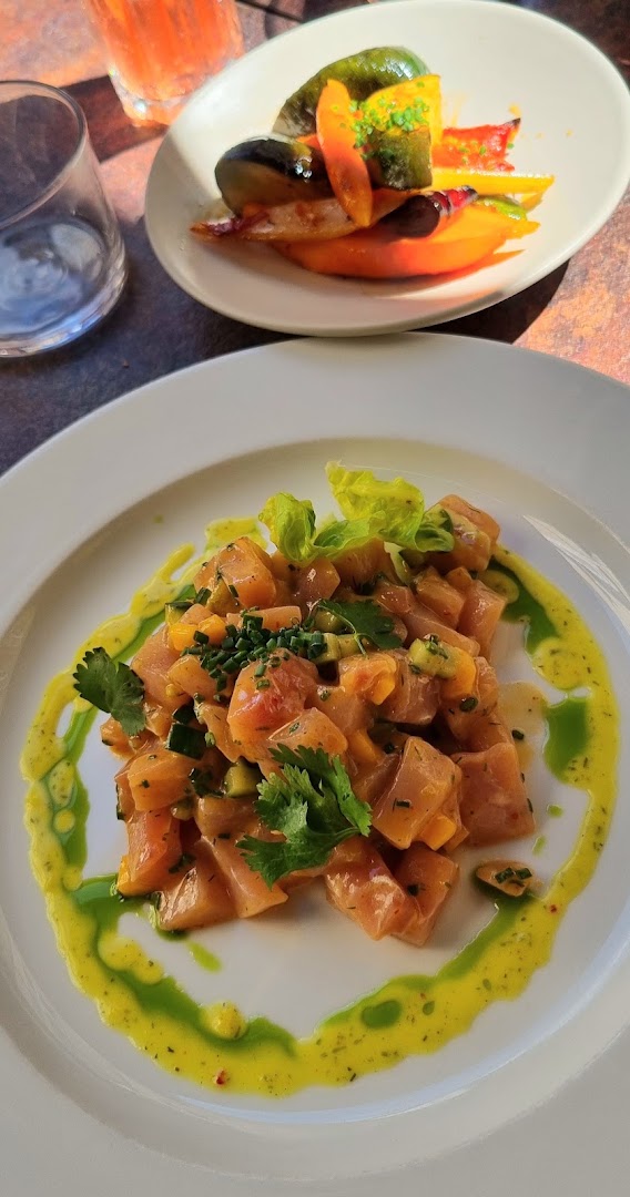 Un tartare de poisson et ses légumes grillés